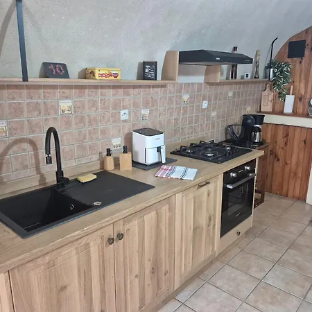 Au Pied Des Remparts * Villeneuve (Puy-de-Dome)