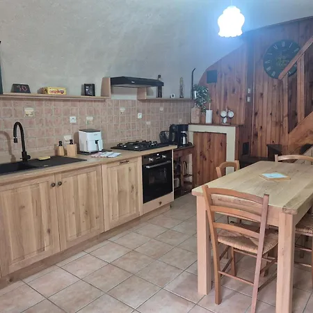 Holiday home Au Pied Des Remparts Villeneuve (Puy-de-Dome)