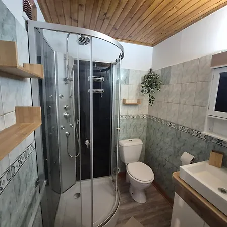 Au Pied Des Remparts