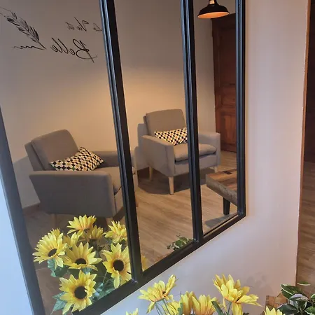 Au Pied Des Remparts *