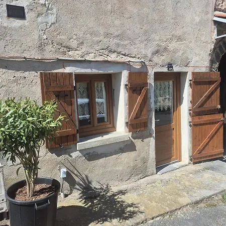 Au Pied Des Remparts * Villeneuve (Puy-de-Dome)