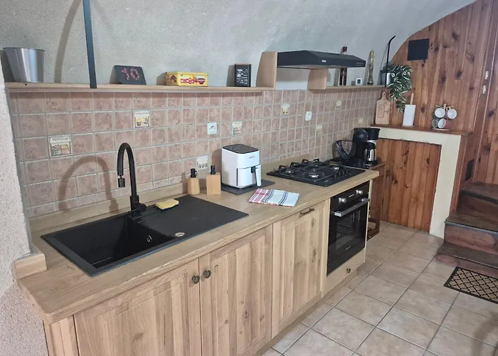 Au Pied Des Remparts * Villeneuve (Puy-de-Dome)