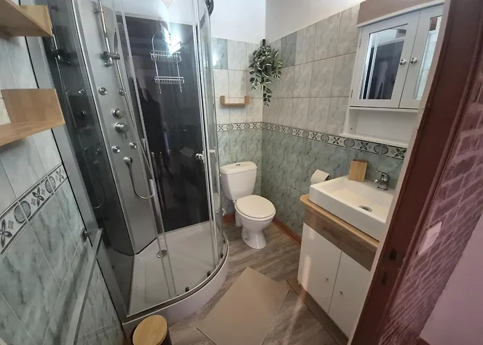 Au Pied Des Remparts * Villeneuve (Puy-de-Dome)