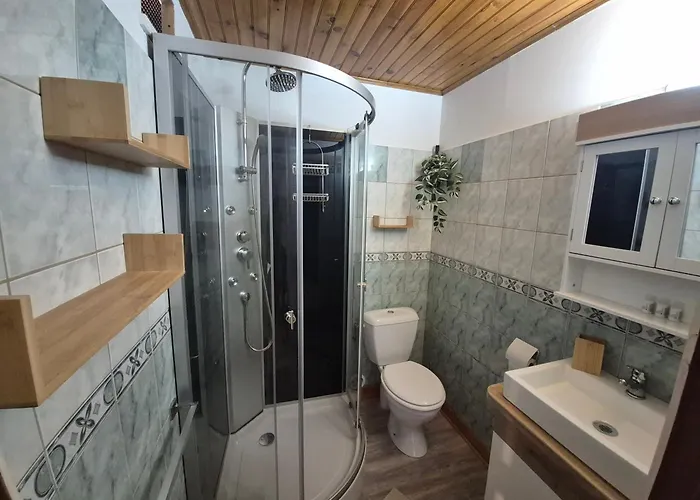 Au Pied Des Remparts