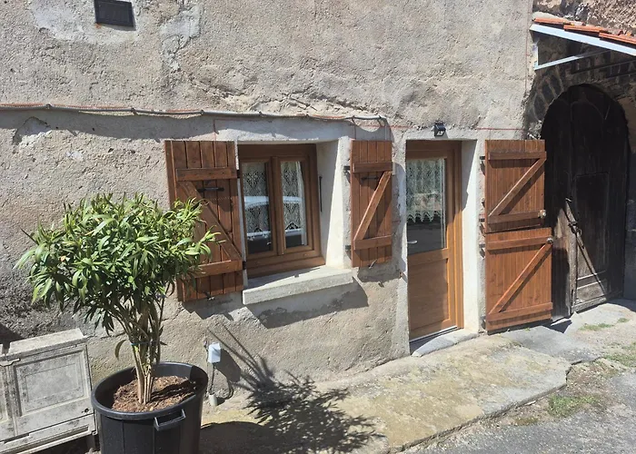 Au Pied Des Remparts * Villeneuve (Puy-de-Dome)